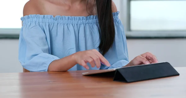 Woman Using Tablet Computer Home — Stock Photo, Image