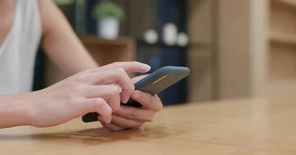 Woman Using Cellphone Coffee Shop — Stock Photo, Image