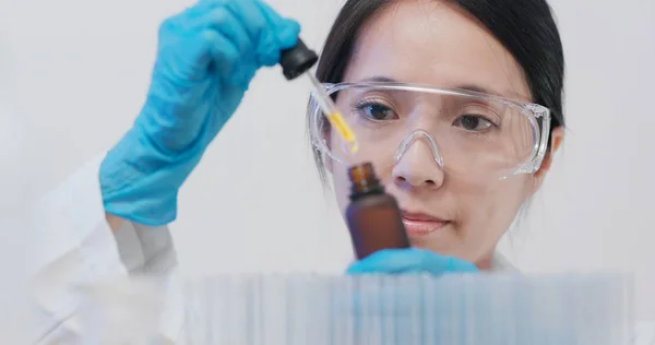 Cientista Que Faz Observação Garrafa Produto Químico — Fotografia de Stock