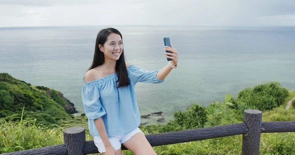 Vrouw Nemen Foto Mobiele Telefoon Platteland — Stockfoto