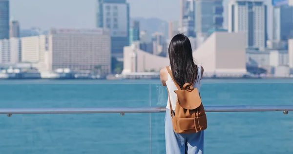 香港の海の景色を楽しんでいる女性 — ストック写真