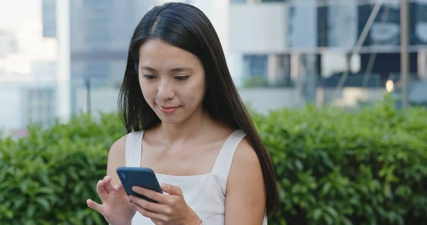 Woman Using Smartphone City — Stock Photo, Image