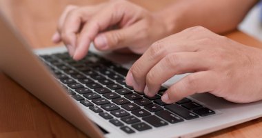 Dizüstü bilgisayarda çalışan kadın