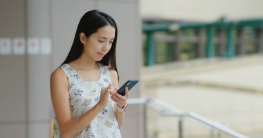 cep telefonu açık, kullanan kadın