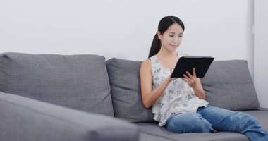 Tablet bilgisayar kullanan kadın