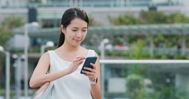 Şehirde cep telefonu kullanan kadın