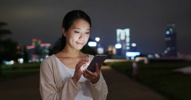 Şehirde cep telefonu kullanan kadın