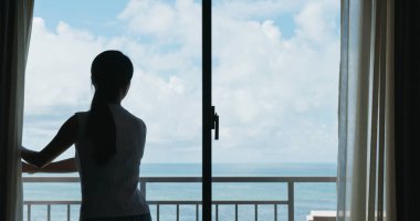 Kadın açılış perde sabah