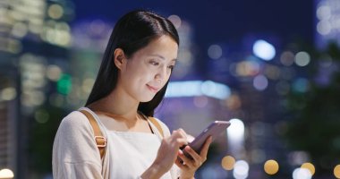 Online cep telefonu kullanan kadın