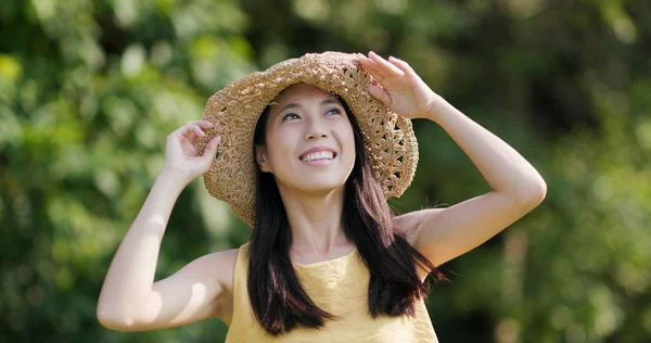 Γυναίκα Ψάθινο Καπέλο Και Χαμογελαστός — Φωτογραφία Αρχείου