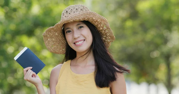 Mujer Feliz Con Pasaporte Sonriendo Aire Libre — Foto de Stock