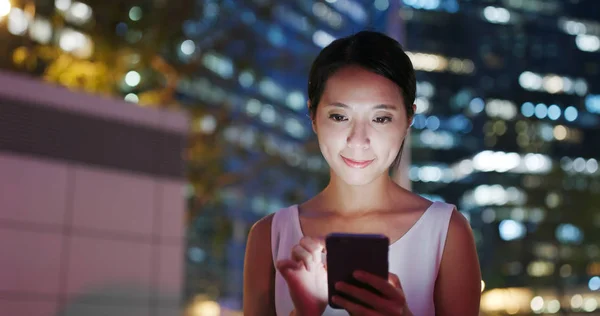 Mujer Enviar Teléfono Inteligente Ciudad Por Noche —  Fotos de Stock