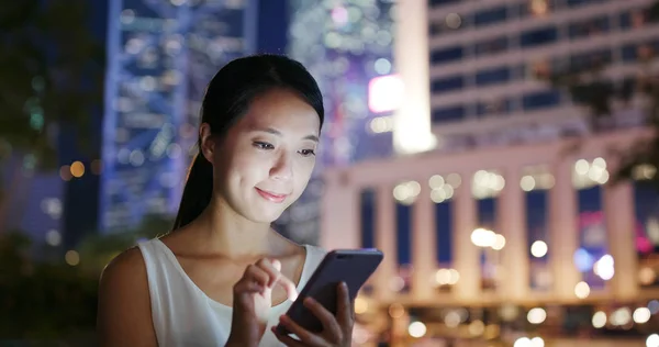 Mujer Usando Smartphone Ciudad —  Fotos de Stock