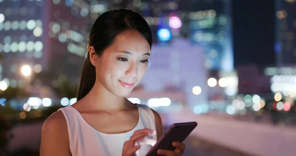 Jovem Mulher Enviar Sms Celular Cidade Noite — Fotografia de Stock