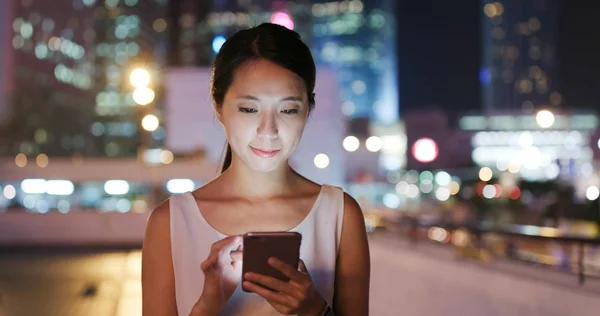 Jonge Vrouw Stuur Sms Mobiel Stad Bij Nacht — Stockfoto