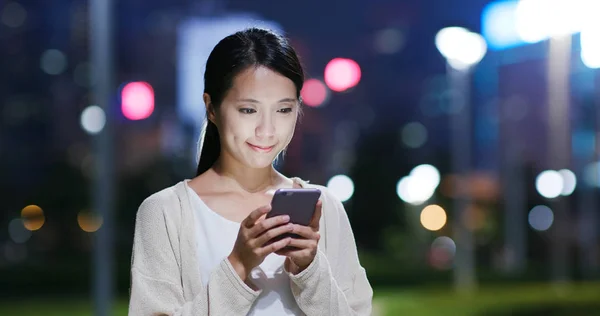 Frau Benutzt Handy Der Nacht Auf Der Straße Von Hongkong — Stockfoto