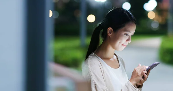Vrouw Met Behulp Van Mobiele Telefoon Straat Van Hong Kong — Stockfoto