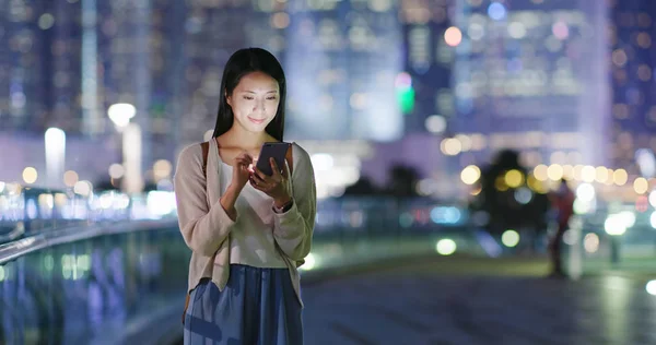 Mulher Usando Telefone Celular Cidade Noite — Fotografia de Stock