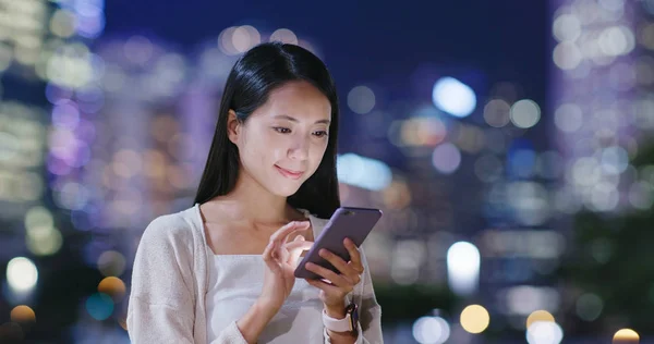 Kvinna Som Skickar Sms Smartphone Natten — Stockfoto