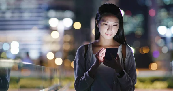 Mujer Usando Teléfono Móvil Aire Libre Noche —  Fotos de Stock