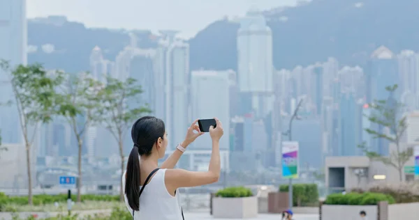 女性は 香港市内で携帯電話で写真を撮る — ストック写真