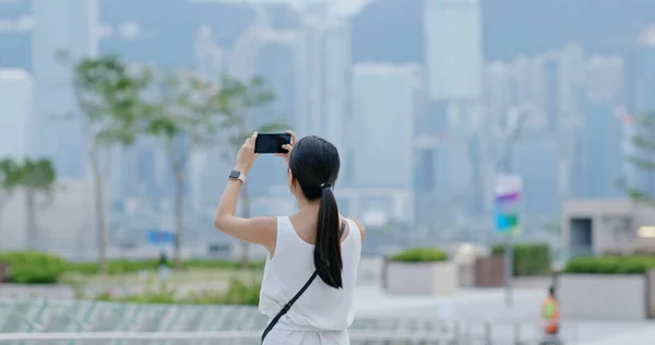 Woman Take Photo Cellphone Hong Kong City — Stock Photo, Image