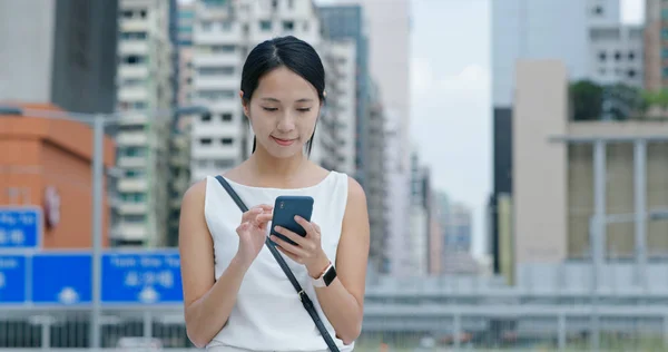 Femeia Turistică Găsește Destinația Telefonul Mobil Din Hong Kong — Fotografie, imagine de stoc