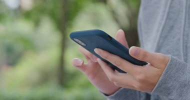 Parkta Smartphone kullanan kadın