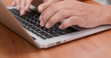 Dizüstü bilgisayarda çalışan kadın