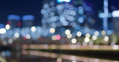 Geceleri şehrin bulanık görüntüsü