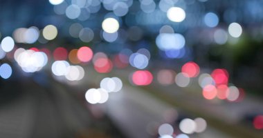 Geceleri şehrin bulanık görüntüsü