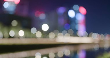 Geceleri şehir görünümünü hareket bulanıklığı