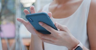 Cep telefonu kullanan kadın