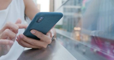 Akıllı telefon kullanan kadına yakınlaş.