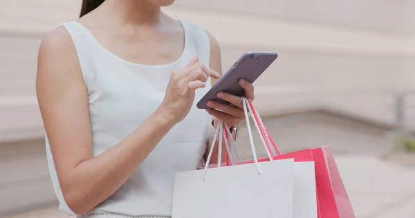 Mulher Segurando Sacos Compras Com Celular — Fotografia de Stock