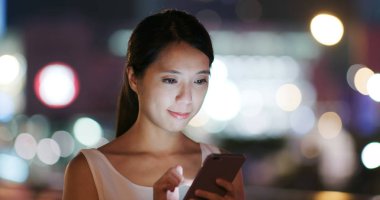 Cep telefonuyla Hong Kong sokakta geceleri kadın