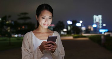 Şehirde cep telefonu kullanan kadın