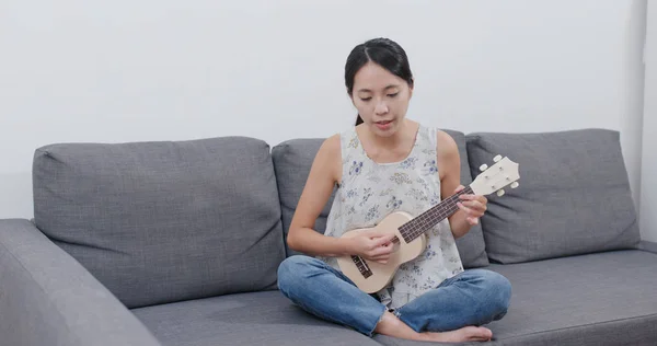 Kvinna Spela Låt Med Ukulele Hemma — Stockfoto