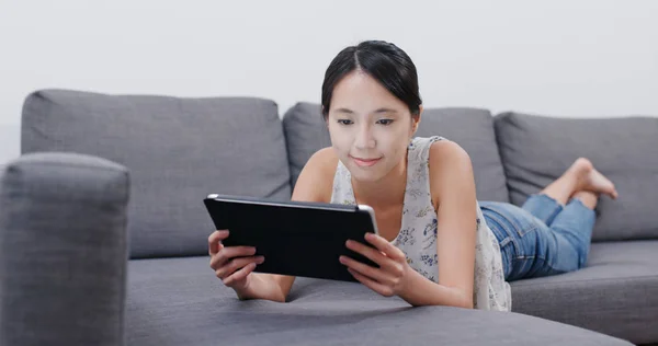 Mulher Usando Computador Tablet Casa — Fotografia de Stock