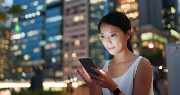 Mujer Mira Teléfono Móvil Ciudad Por Noche — Foto de Stock