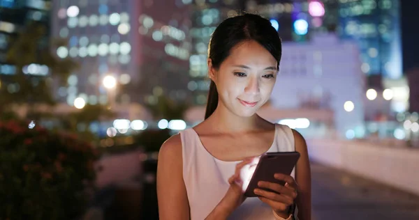 Mulher Usando Telefone Celular Rua Hong Kong Noite — Fotografia de Stock