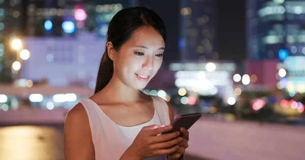 Žena Používající Mobilní Telefon Ulici Hong Kong — Stock fotografie