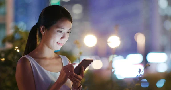 Mulher Usando Telefone Celular Rua Hong Kong — Fotografia de Stock