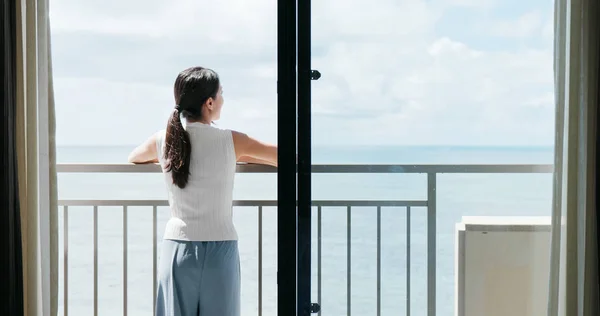 Vrouw Kijken Naar Het Uitzicht Zee Het Balkon — Stockfoto