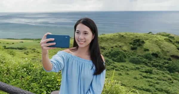 Kobieta Zrób Selfie Telefon Komórkowy Ishigaki Island Landmark — Zdjęcie stockowe