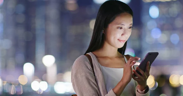 Woman Using Mobile Phone City Night — Stock Photo, Image