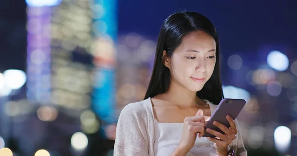 Mujer Usando Teléfono Móvil Por Noche — Foto de Stock