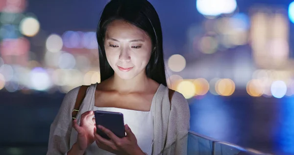 Mulher Asiática Usando Telefone Celular Cidade Noite — Fotografia de Stock