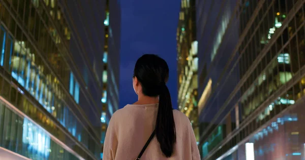 Γυναίκα Στέκεται Μπροστά Από Κτίρια Νύχτα — Φωτογραφία Αρχείου