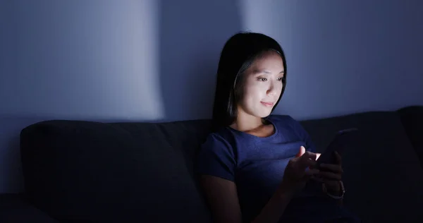 Mujer Usando Teléfono Celular Por Noche —  Fotos de Stock